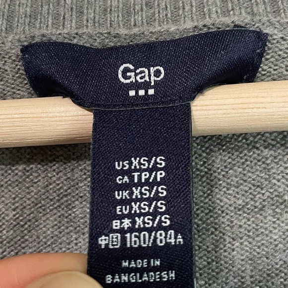 GAP Gray V-Neck Long Sleeve Sweater with Front Pockets Size XS/S - Picture 6 of 8